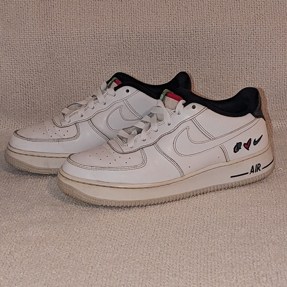 RARE Nike Air Force 1  Peace Love Swoosh Low - White Leather Sneakers Size 7Y - Picture 4 of 10